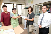 2012年9月、再製アルバム納品風景（石巻市長浜幼稚園）と未だ手つかず状態の長浜