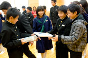 2012年1月　再製アルバム納品セレモニー（石巻市門脇小学校）