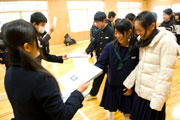 2012年1月　再製アルバム納品セレモニー（石巻市門脇小学校）