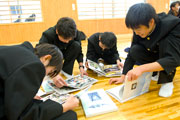 2012年1月　再製アルバム納品セレモニー（石巻市門脇小学校）